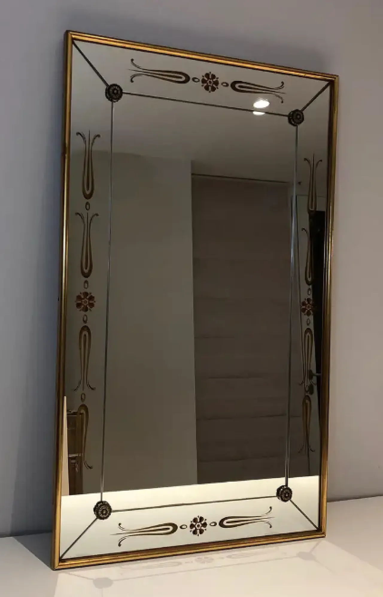 Specchio inciso con decorazioni in oro e rosso, anni '70 8