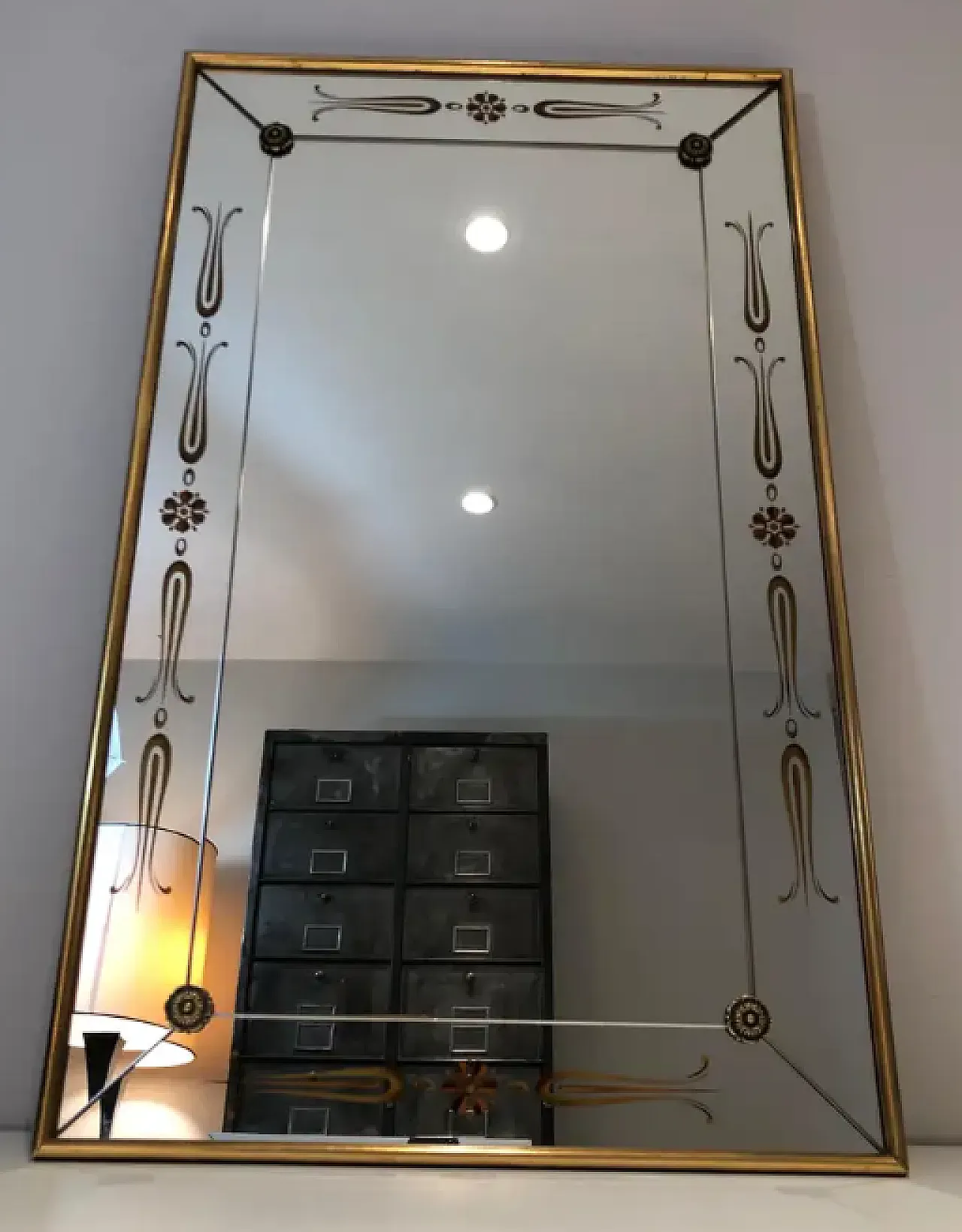 Specchio inciso con decorazioni in oro e rosso, anni '70 11