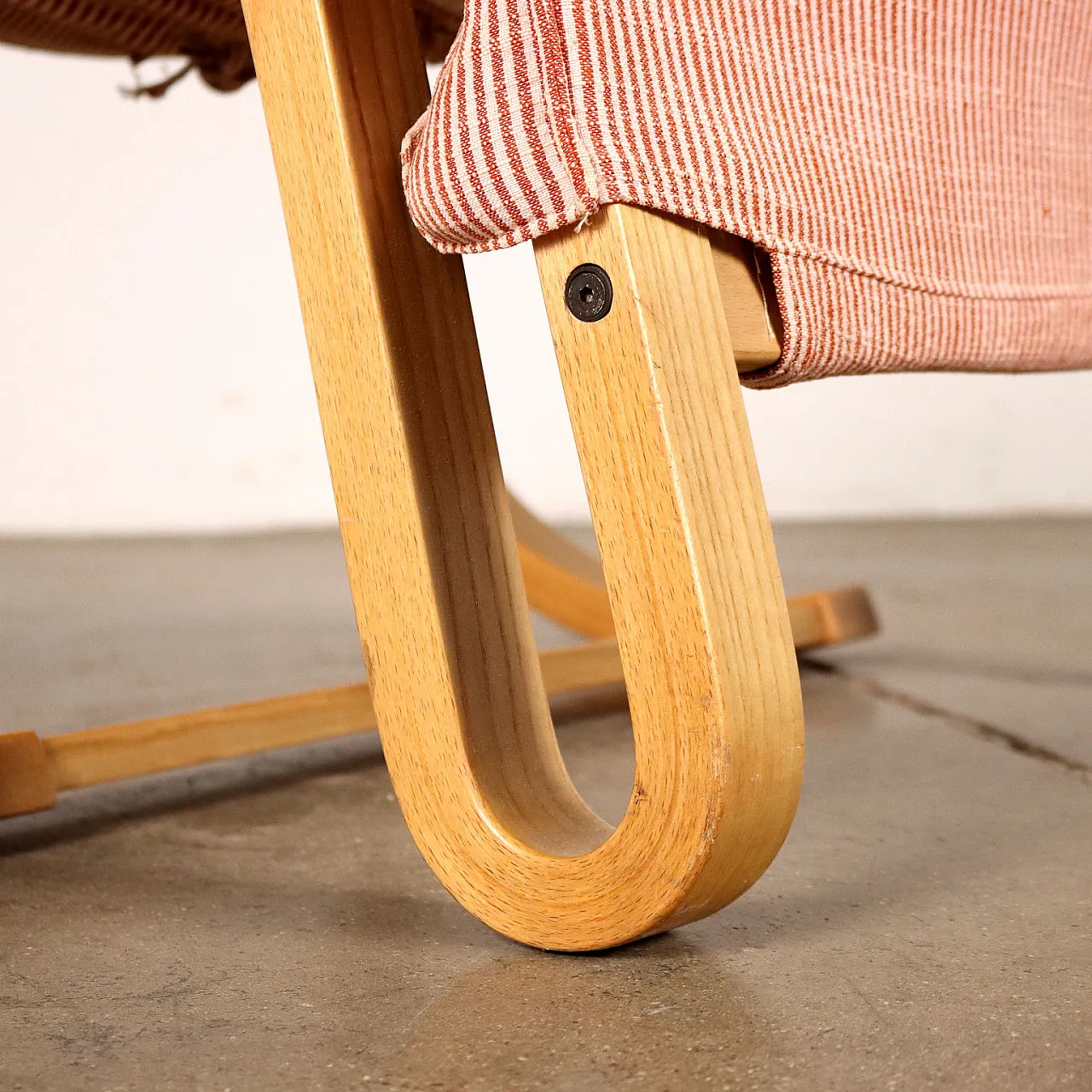 Poltrona con braccioli in legno curvato e tessuto a righe, anni '70 7