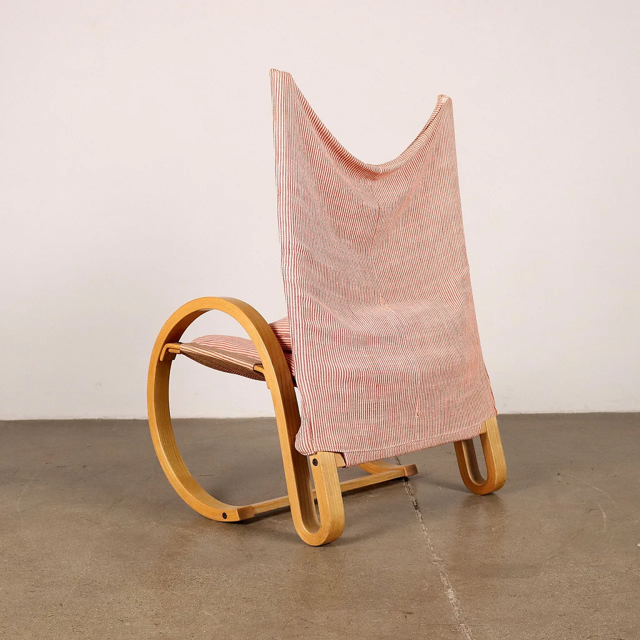 Poltrona con braccioli in legno curvato e tessuto a righe, anni '70 10