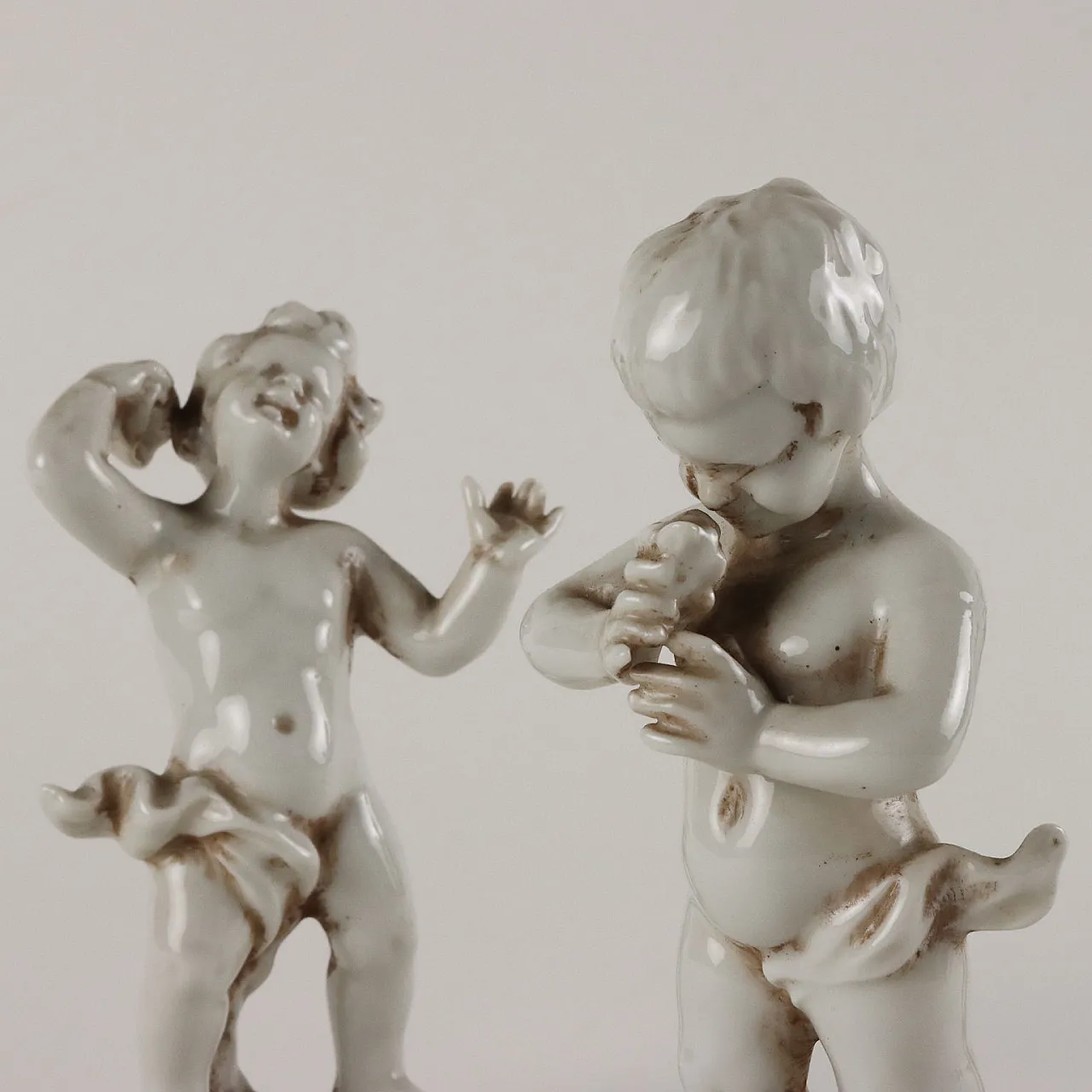 3 putti, sculture in porcellana bianca di Capodimonte, anni '30 3