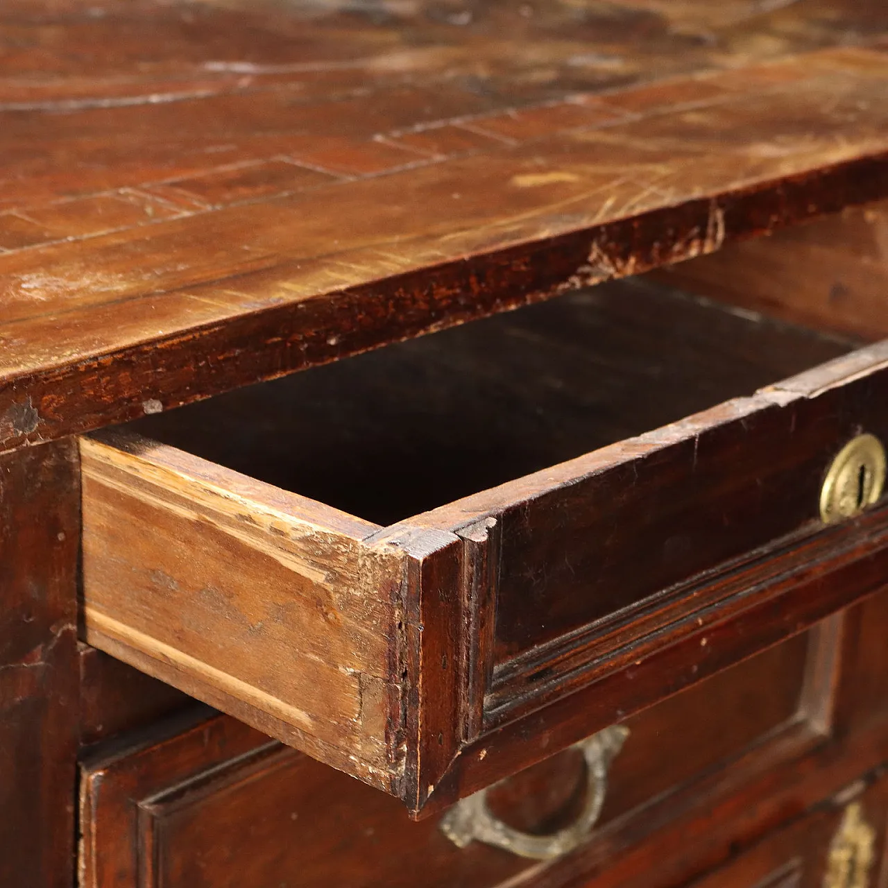 Canterano Barocco lastronato in noce, inizio '700 3