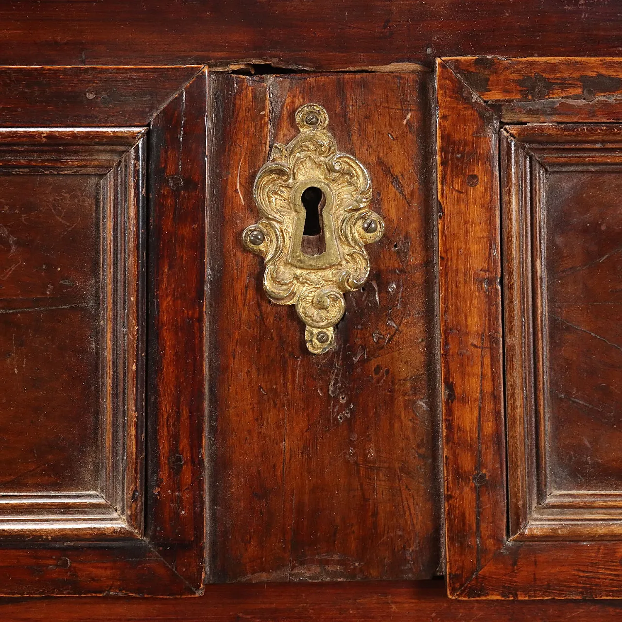 Canterano Barocco lastronato in noce, inizio '700 7