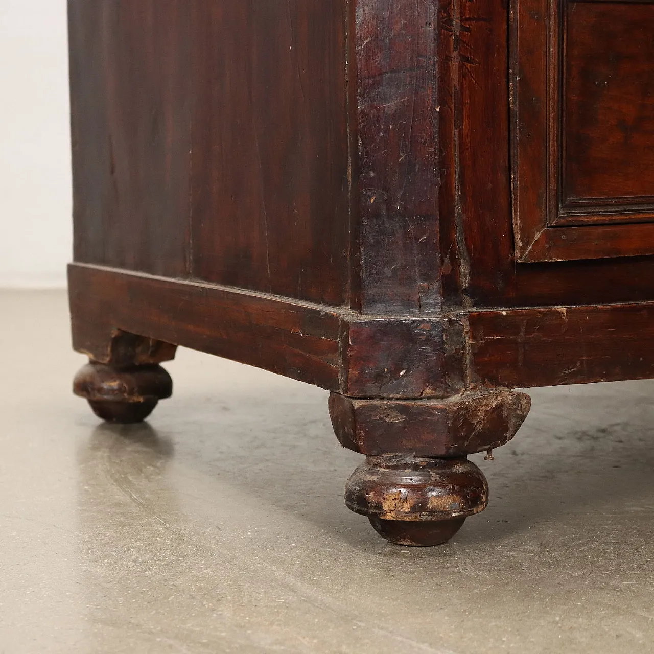 Canterano Barocco lastronato in noce, inizio '700 8