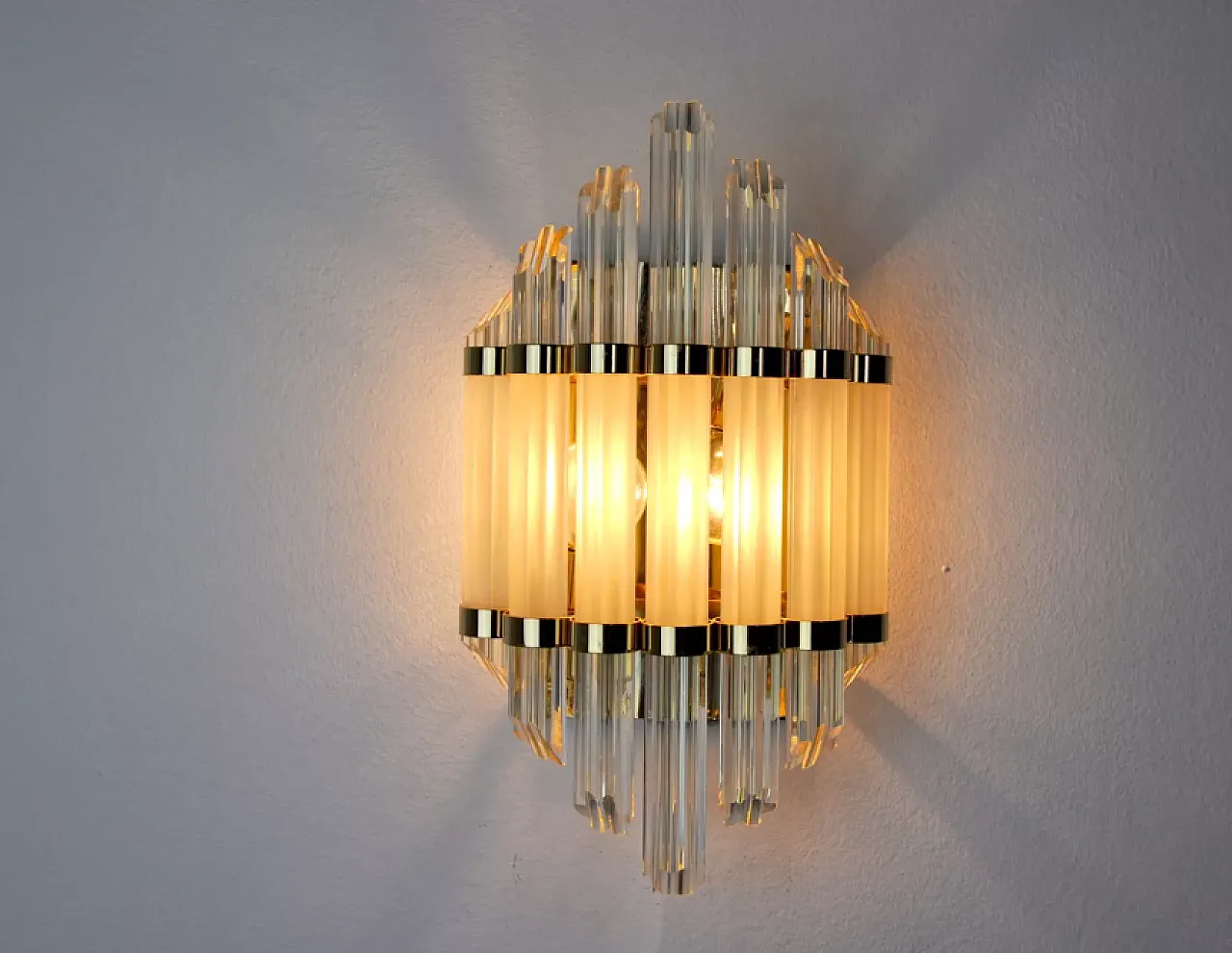 Venini single wall lamp in glass and gilded metal, 1970s 5