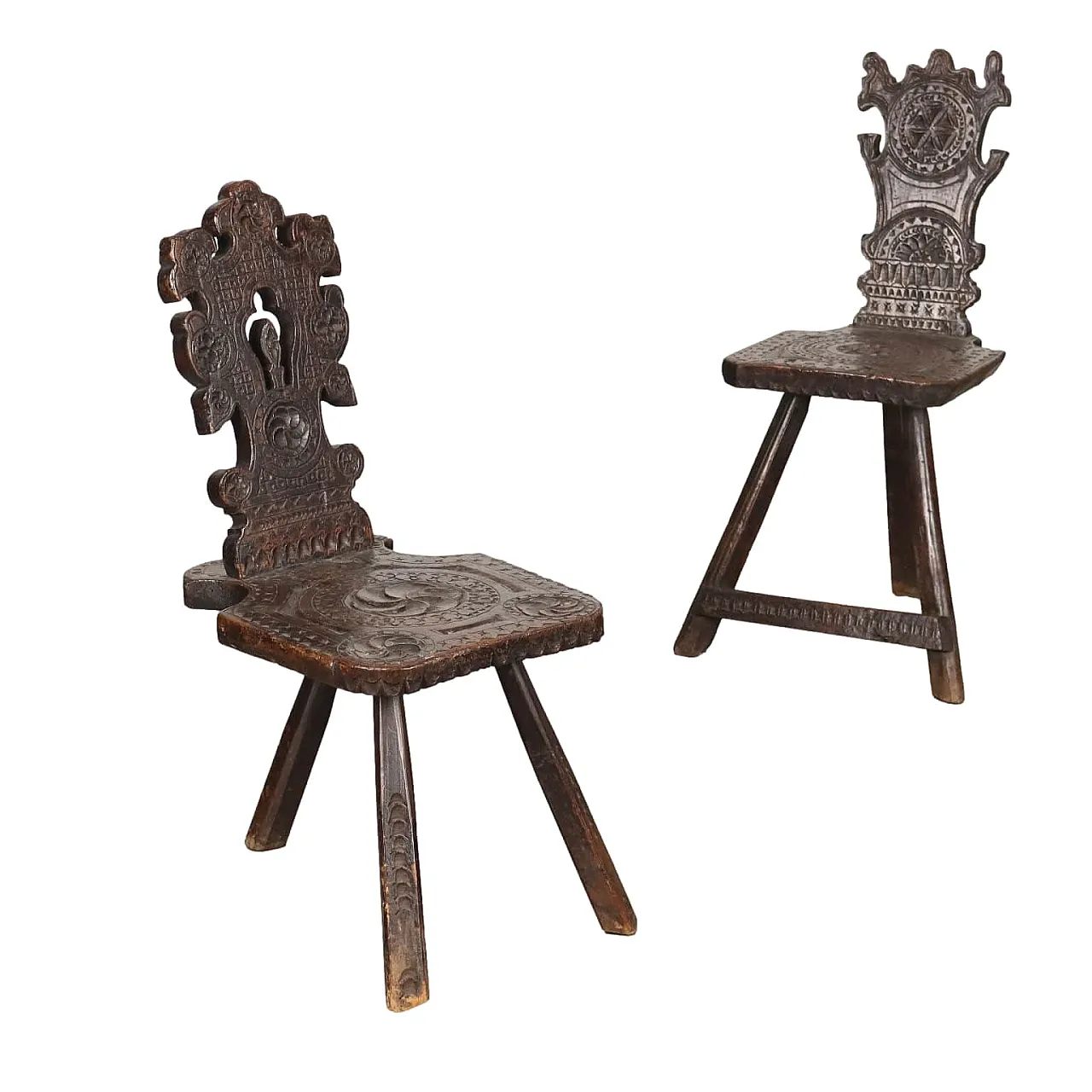 Pair of walnut stools with geometric carvings, 16th century 1
