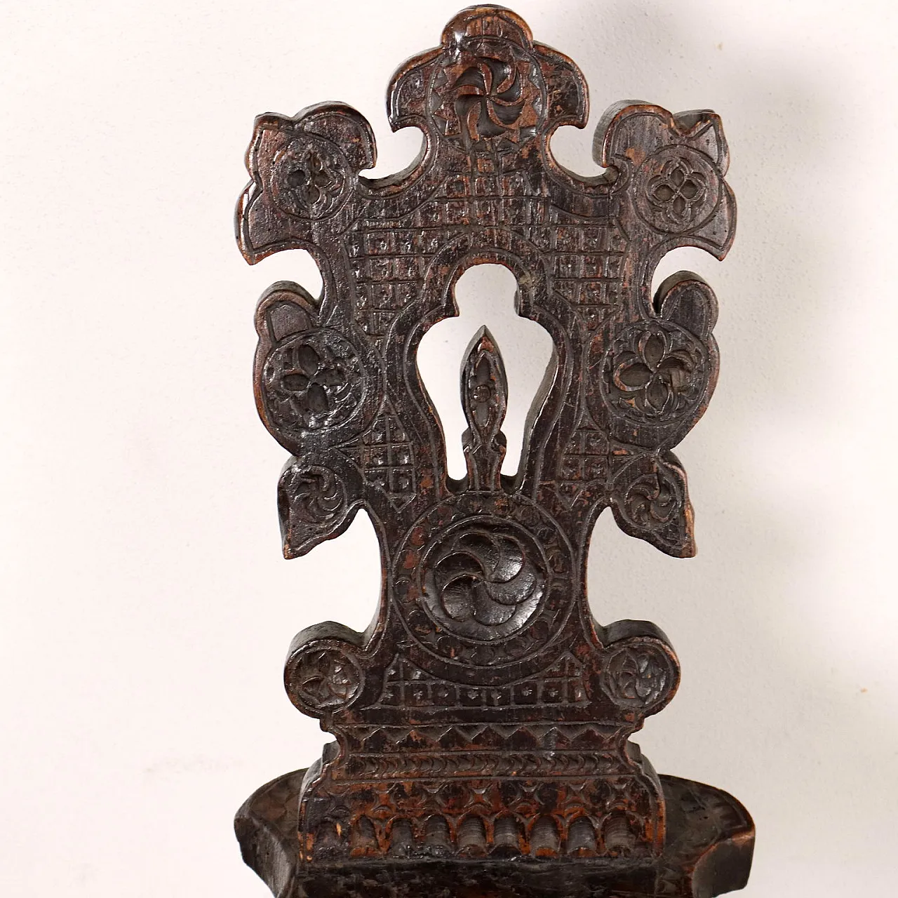 Pair of walnut stools with geometric carvings, 16th century 3