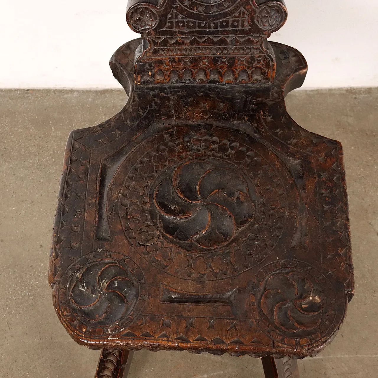 Pair of walnut stools with geometric carvings, 16th century 4