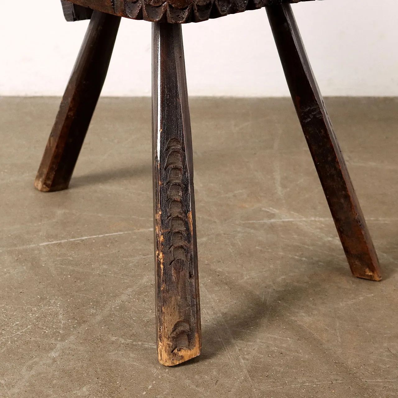Pair of walnut stools with geometric carvings, 16th century 5