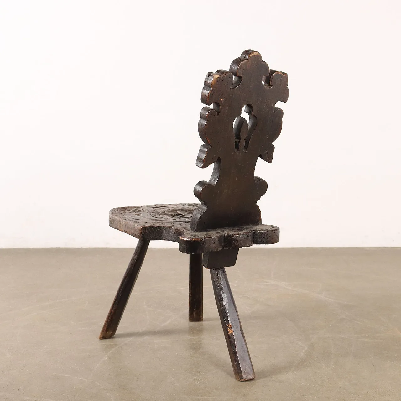 Pair of walnut stools with geometric carvings, 16th century 6