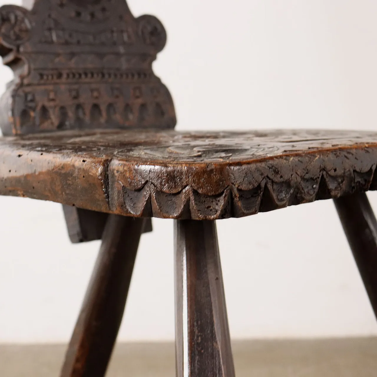 Pair of walnut stools with geometric carvings, 16th century 7