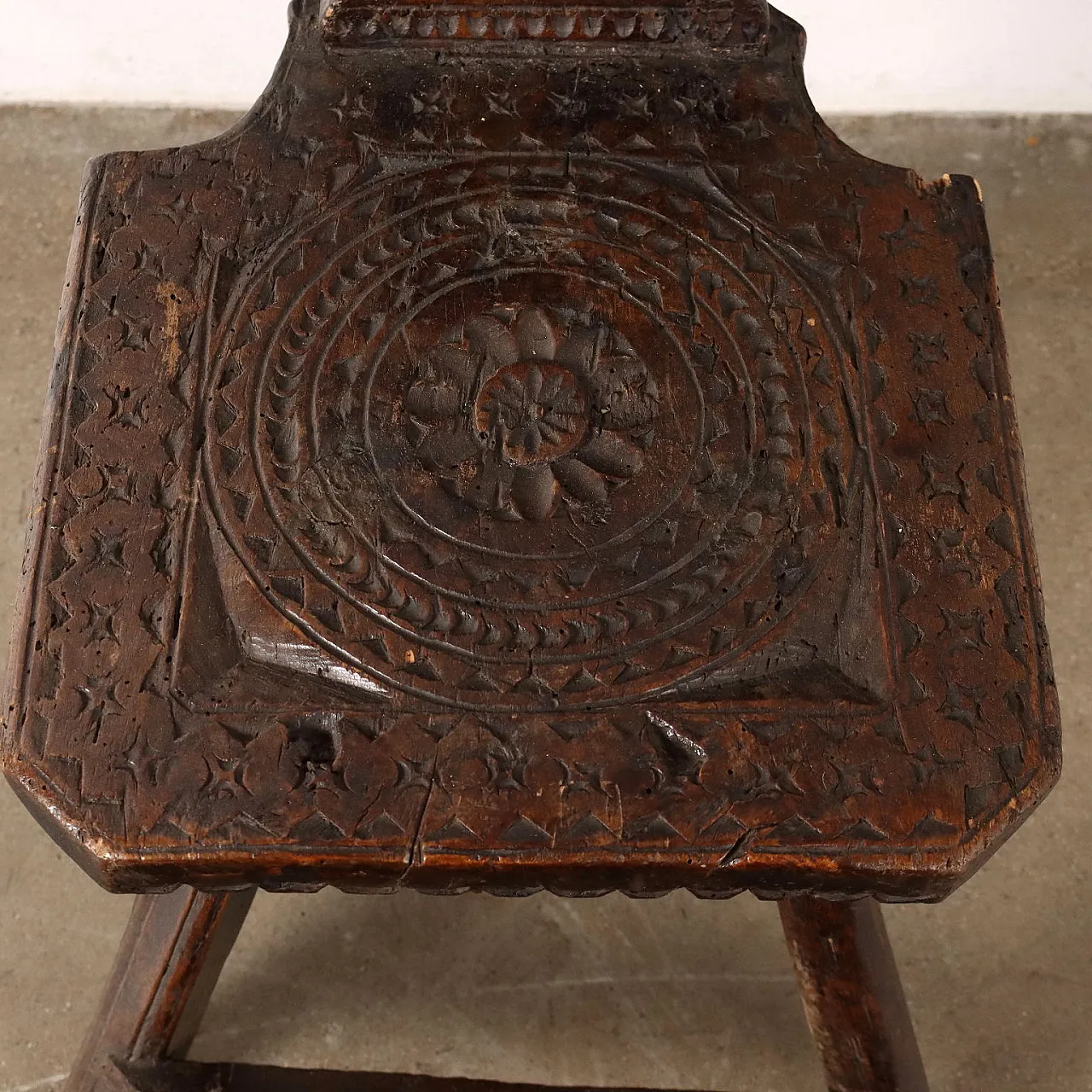 Pair of walnut stools with geometric carvings, 16th century 9