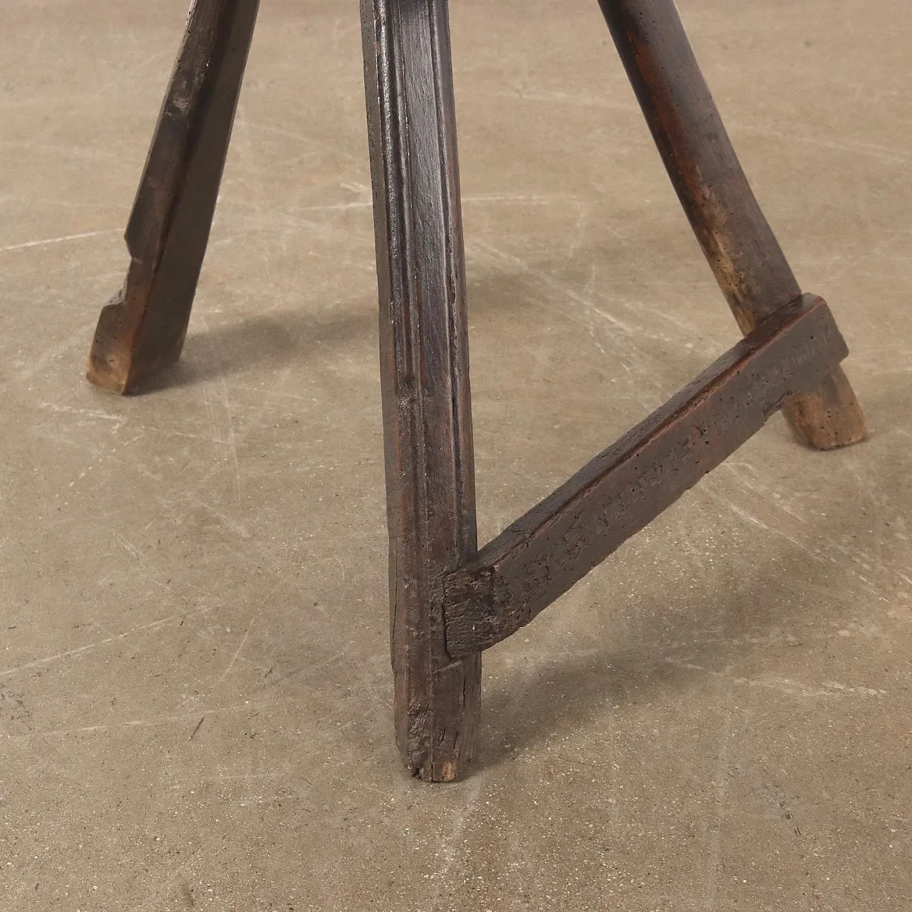 Pair of walnut stools with geometric carvings, 16th century 10