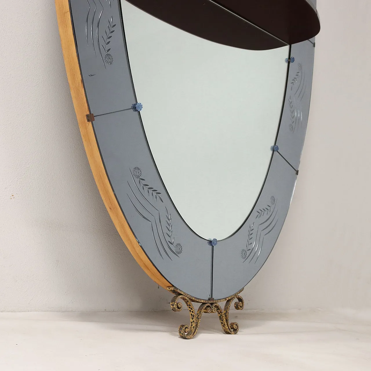 Oval mirror with consolle and floral decoration on the frame, 1950s 9