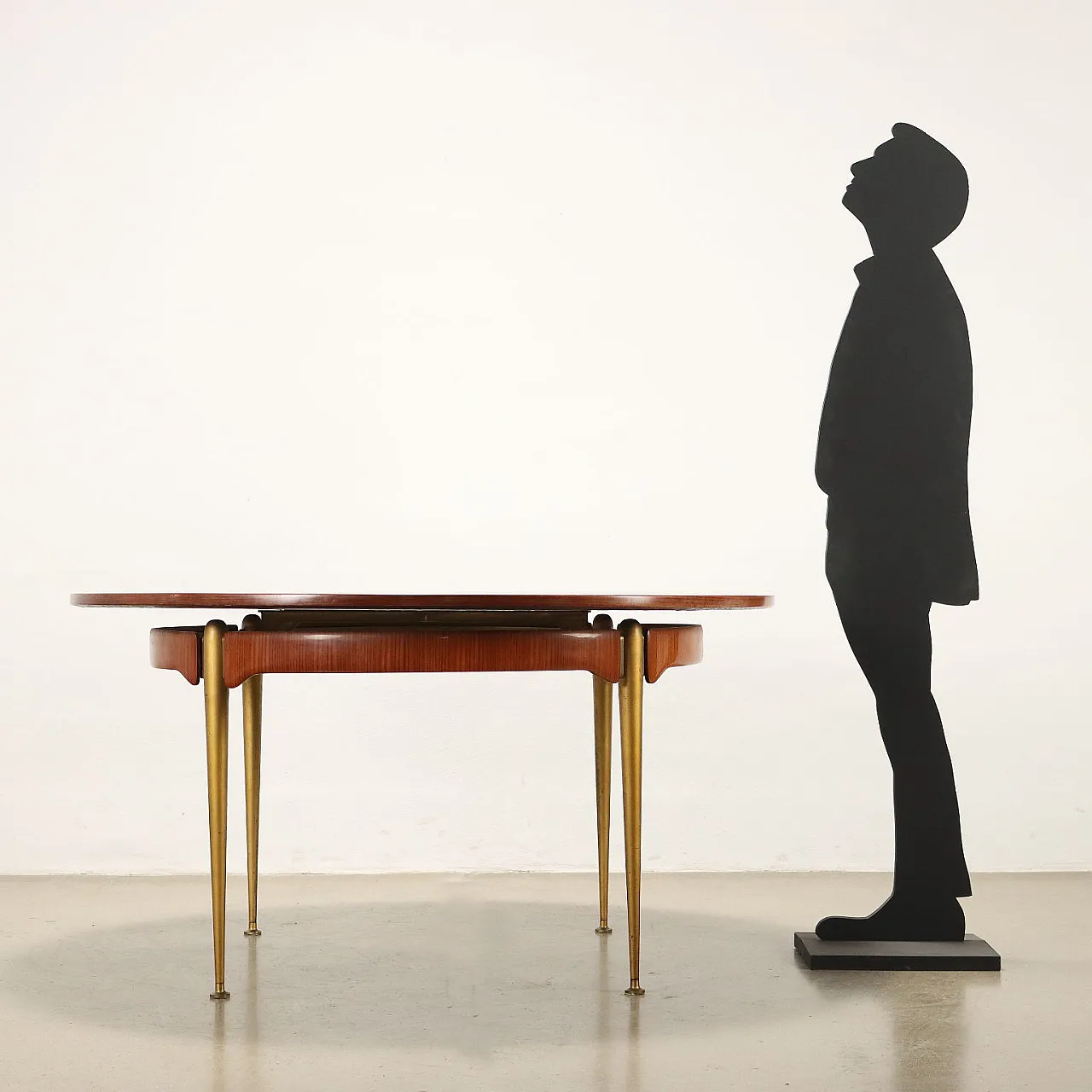 Tavolo rotondo in legno e ottone di Silvio Cavatorta, anni '60 2