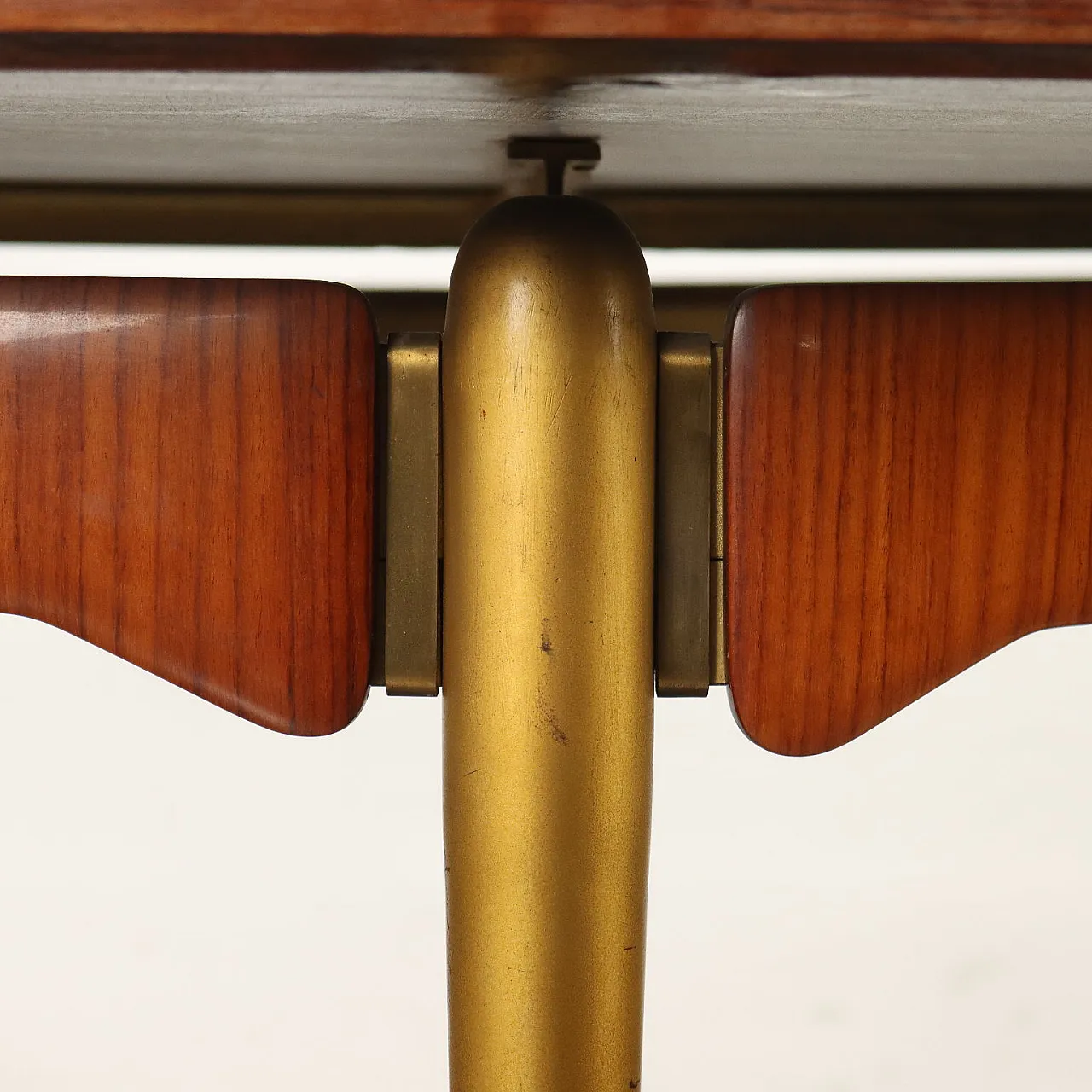 Tavolo rotondo in legno e ottone di Silvio Cavatorta, anni '60 5