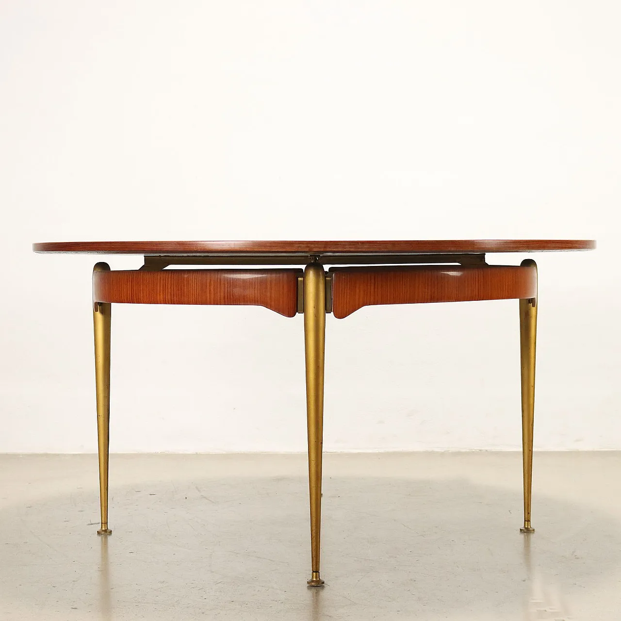 Tavolo rotondo in legno e ottone di Silvio Cavatorta, anni '60 8