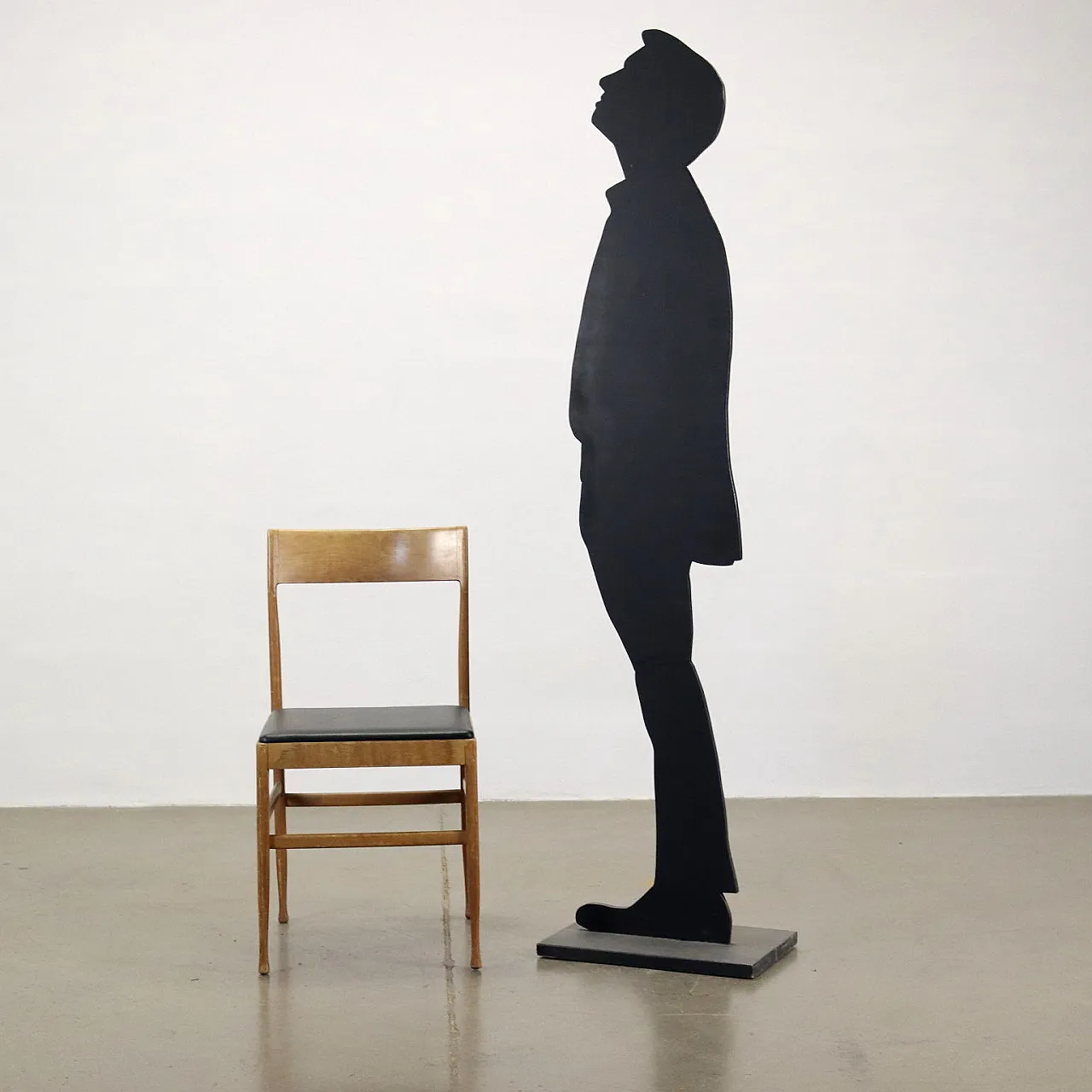 Coppia di sedie in faggio tinto con seduta in similpelle, anni '60 2