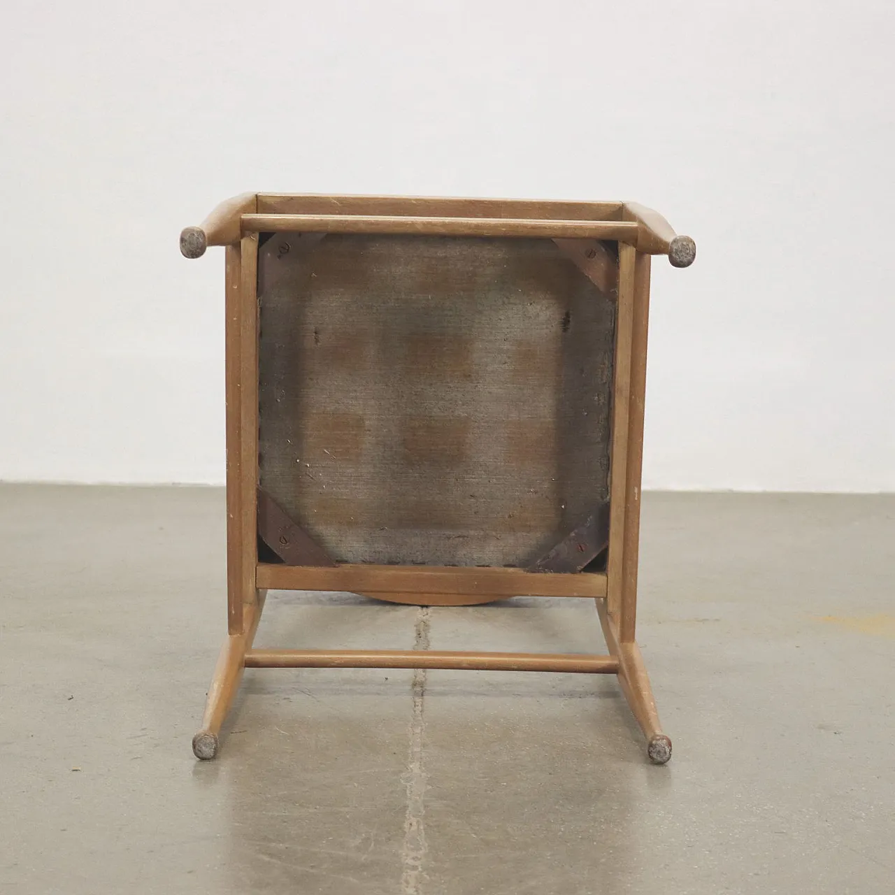 Coppia di sedie in faggio tinto con seduta in similpelle, anni '60 7