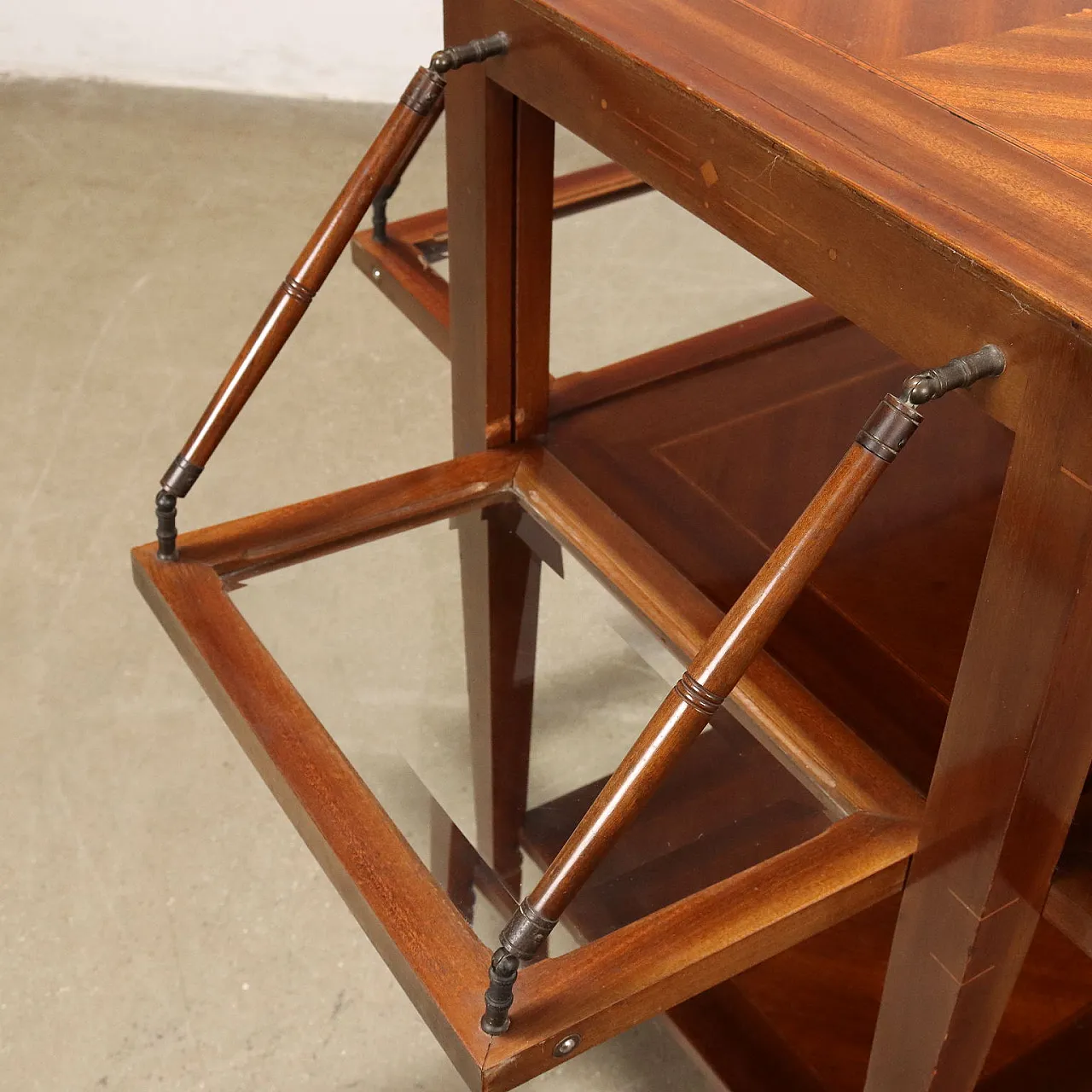 Mahogany veneered Art Nouveau coffee table, late 19th century 4