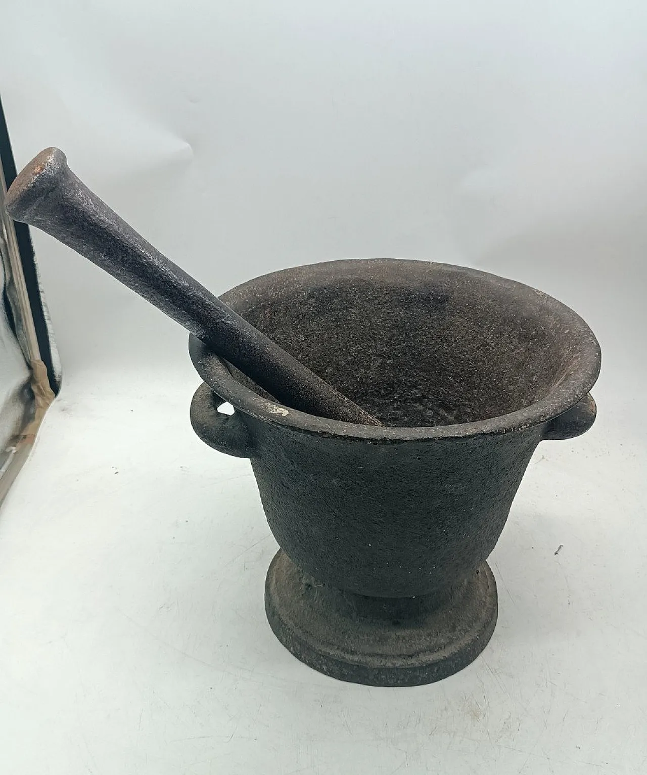 Iron mortar with pestle, 18th century 4