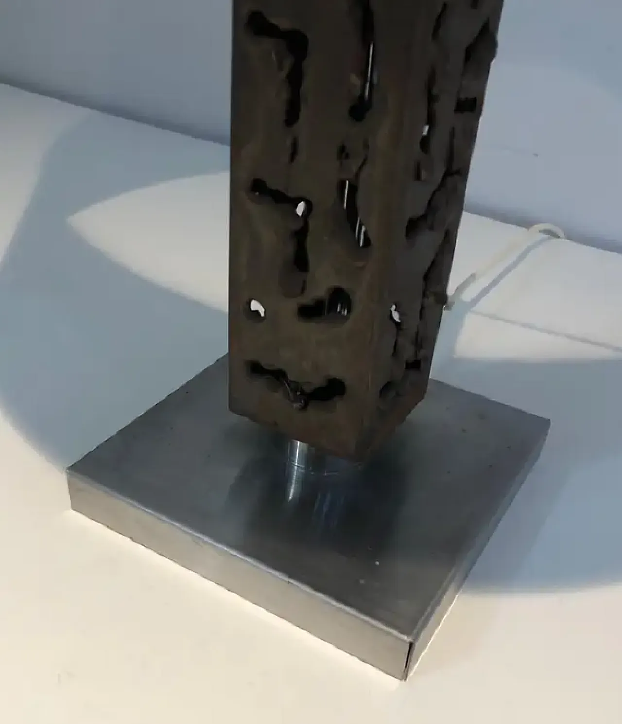 Lampada da tavolo in acciaio lavorato, anni '70 7