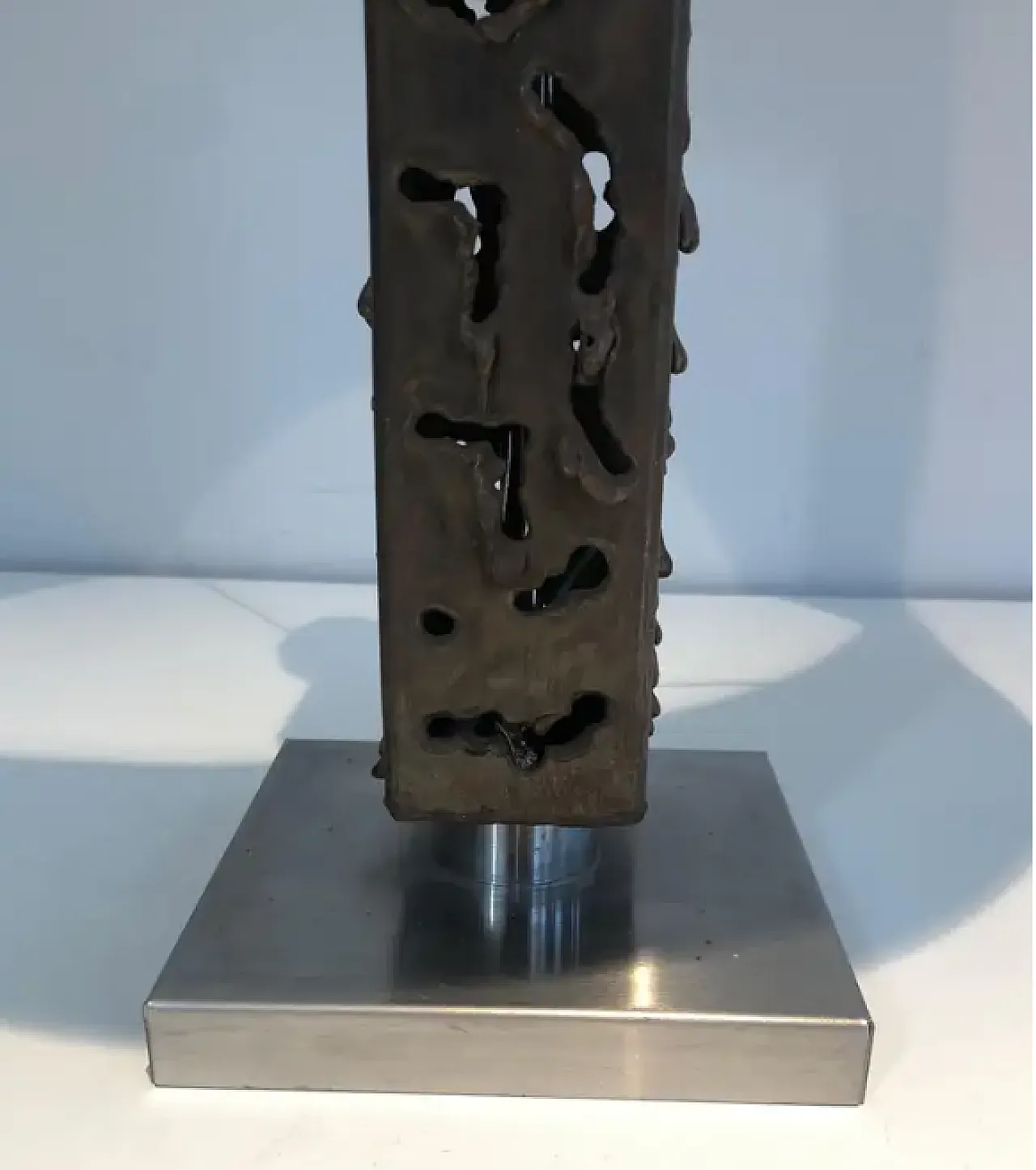 Lampada da tavolo in acciaio lavorato, anni '70 8