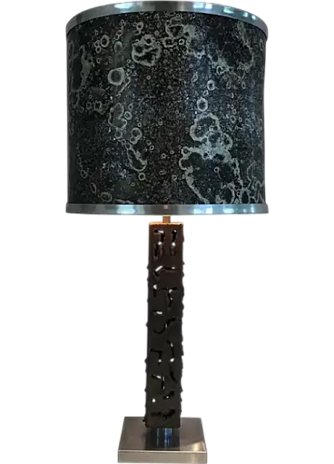 Lampada da tavolo in acciaio lavorato, anni '70