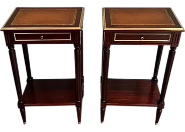 Coppia di tavolini in mogano e ottone con piani in pelle, anni '40