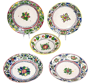5 Piatti in maiolica dipinta a mano e smaltata, '800