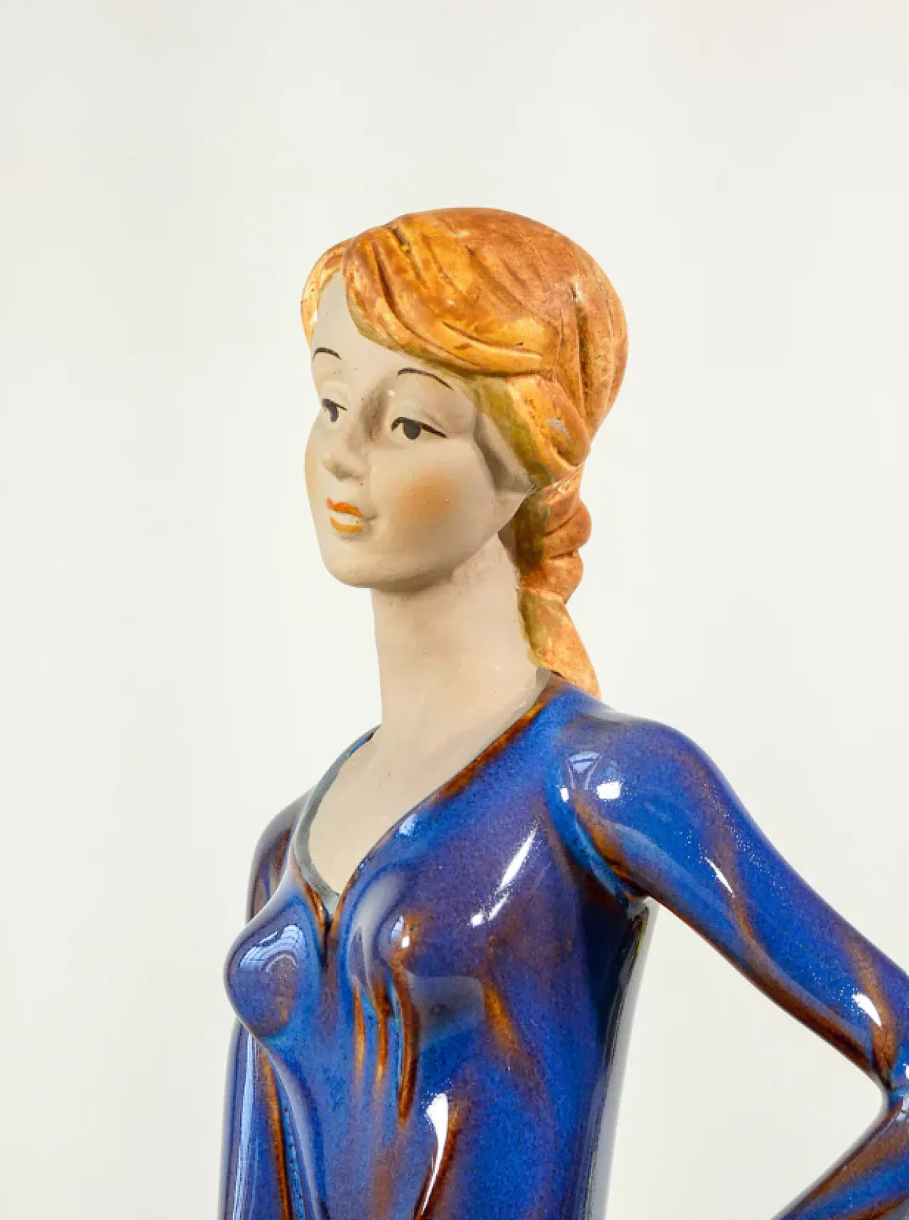 Donna con cane al guinzaglio in ceramica smaltata, metà '900 2