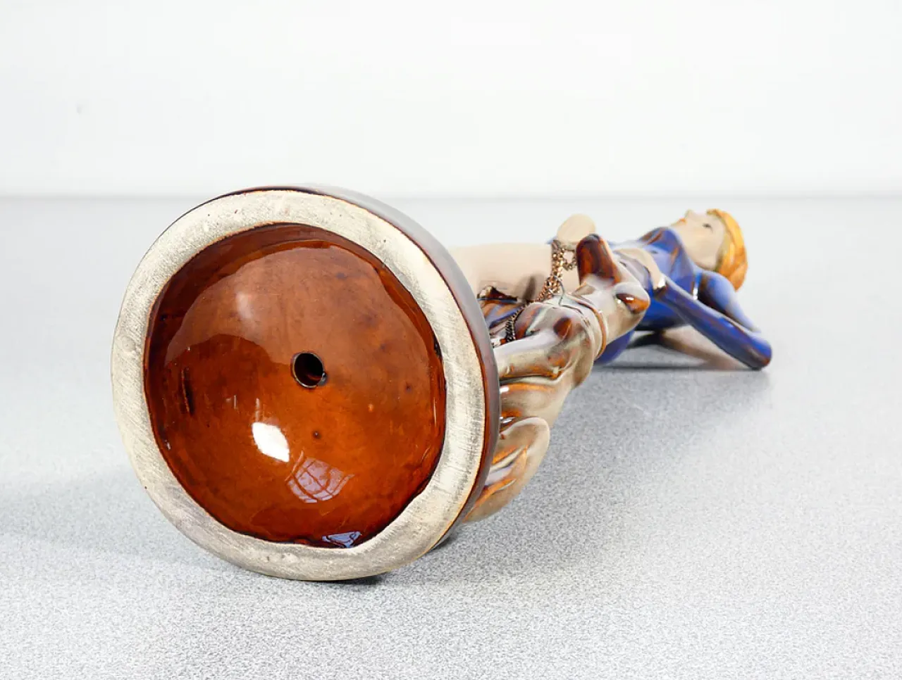 Donna con cane al guinzaglio in ceramica smaltata, metà '900 8