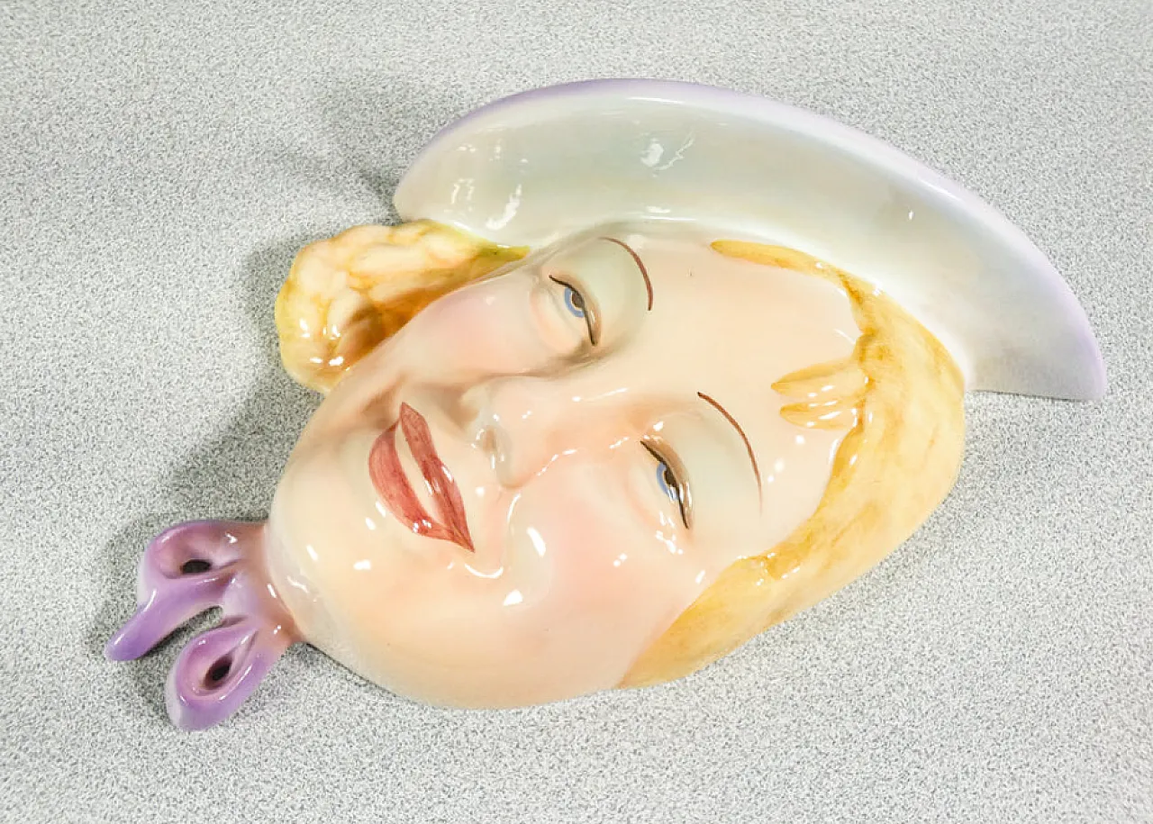 Donna con cappello in ceramica di Antonio Ronzan, anni '40 1