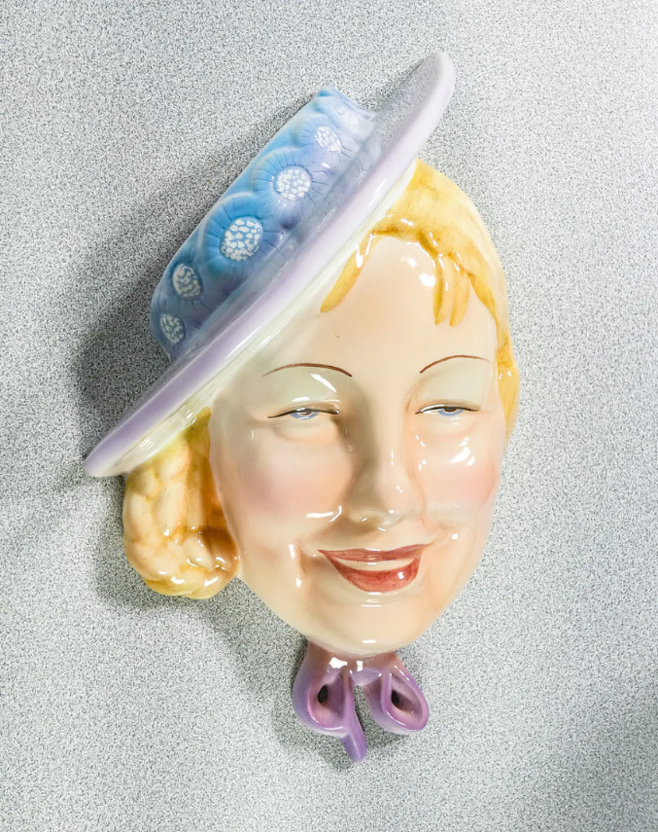 Donna con cappello in ceramica di Antonio Ronzan, anni '40 2