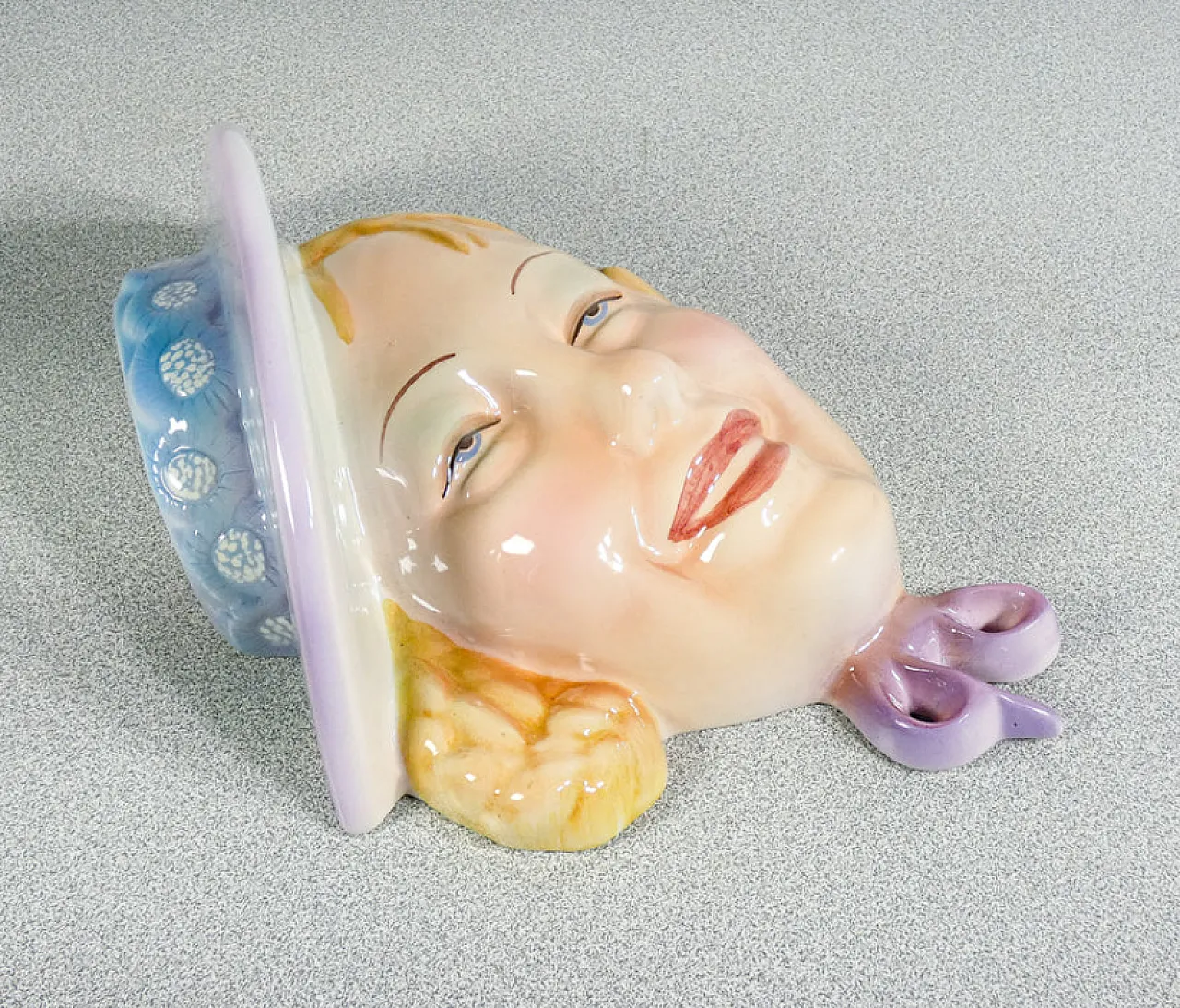 Donna con cappello in ceramica di Antonio Ronzan, anni '40 3