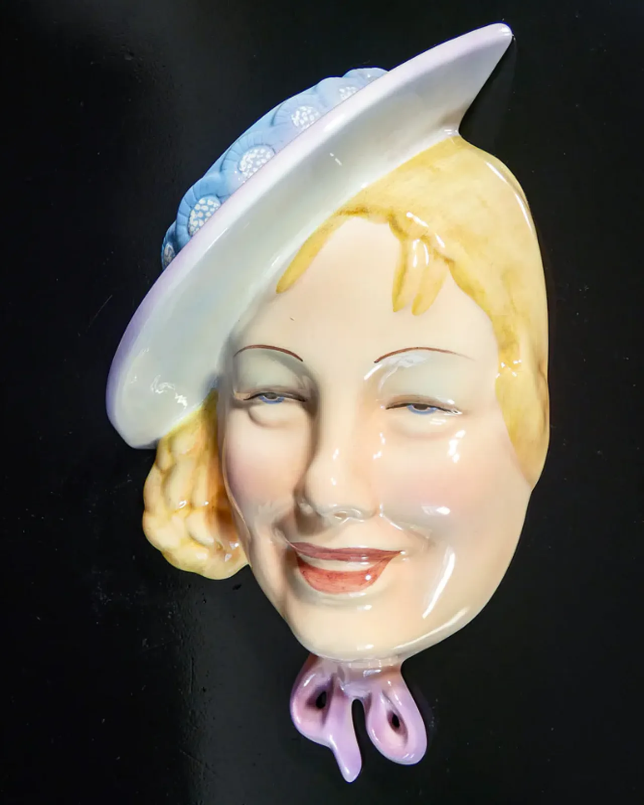 Donna con cappello in ceramica di Antonio Ronzan, anni '40 5