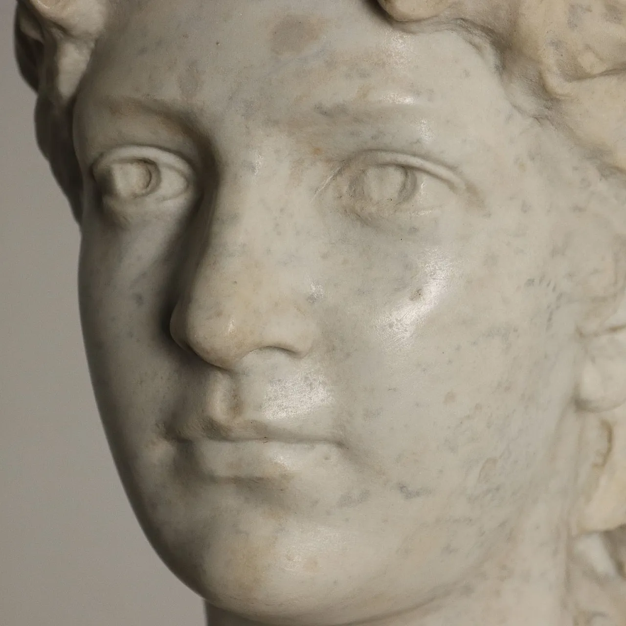 Busto femminile e colonna Liberty in marmo bianco, fine '800 3