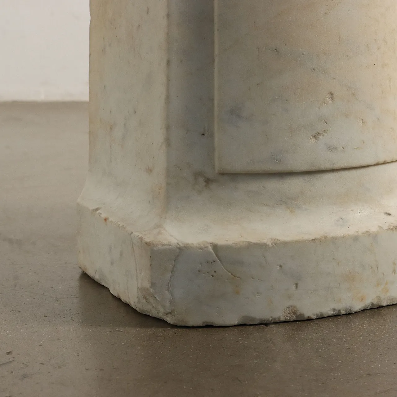 Busto femminile e colonna Liberty in marmo bianco, fine '800 10