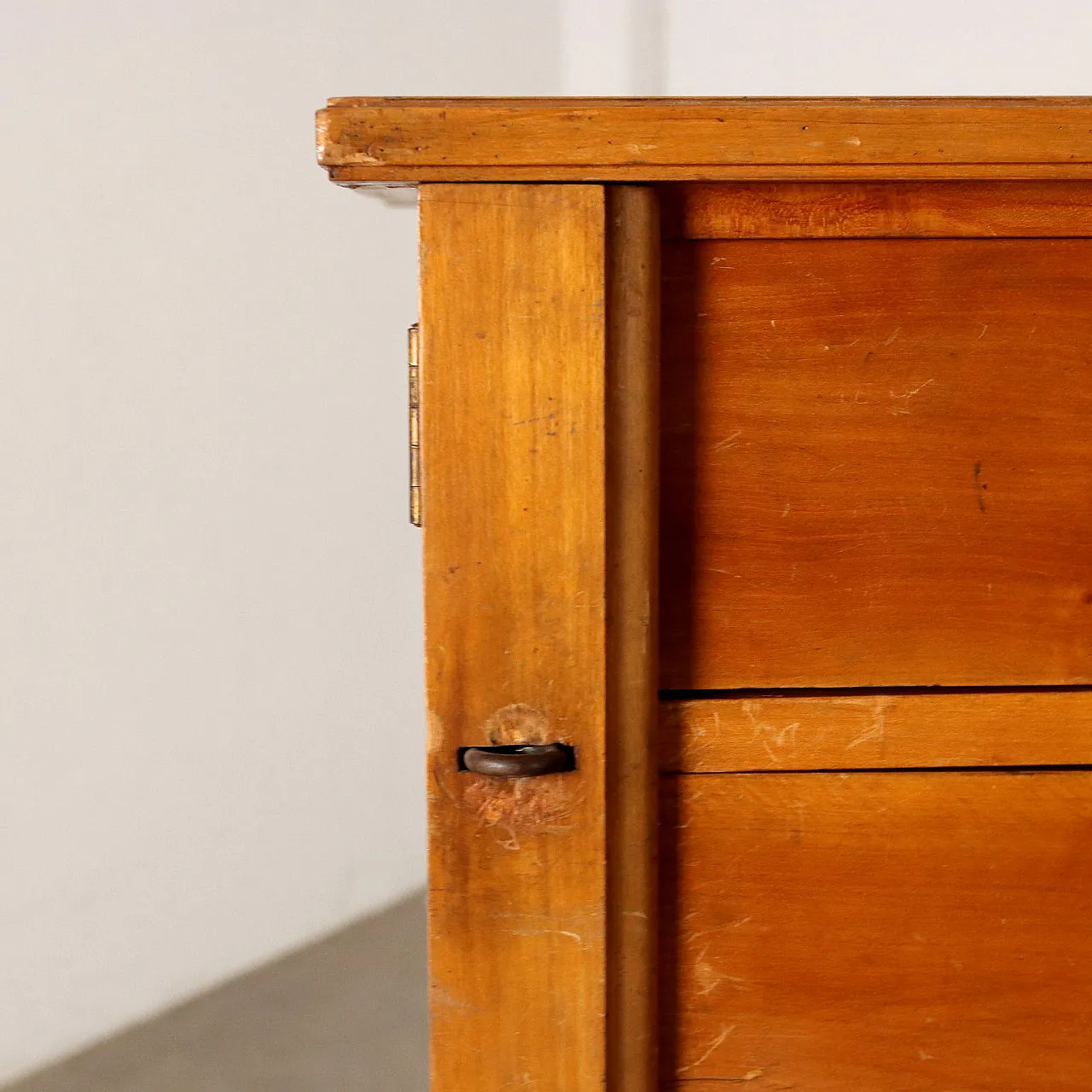 Cassettiera in legno di ciliegio a tre sezioni con montanti movibili 4