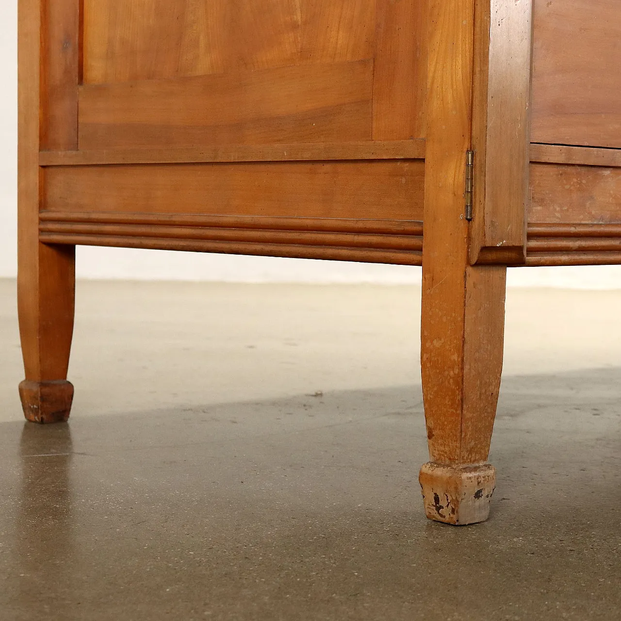 Cassettiera in legno di ciliegio a tre sezioni con montanti movibili 7