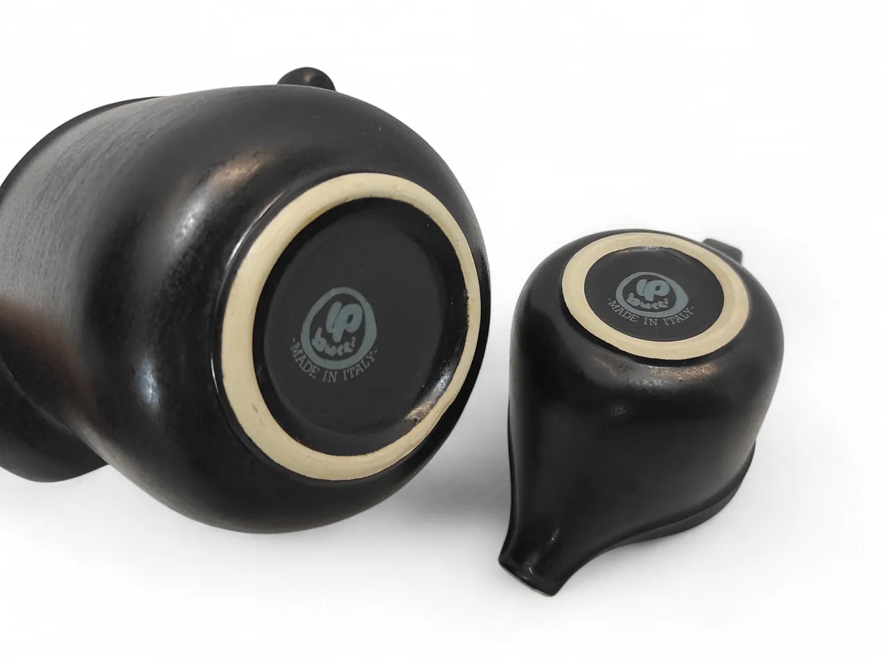 Teiera e lattiera in ceramica nera di F. Bucci, anni '70 5