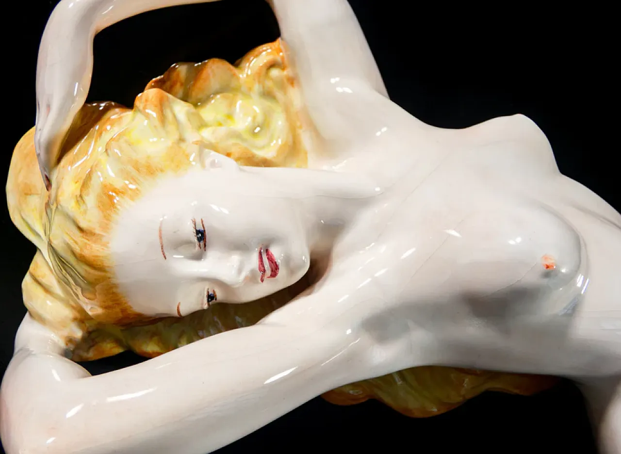 Nudo femminile disteso, scultura in ceramica, anni '30 2