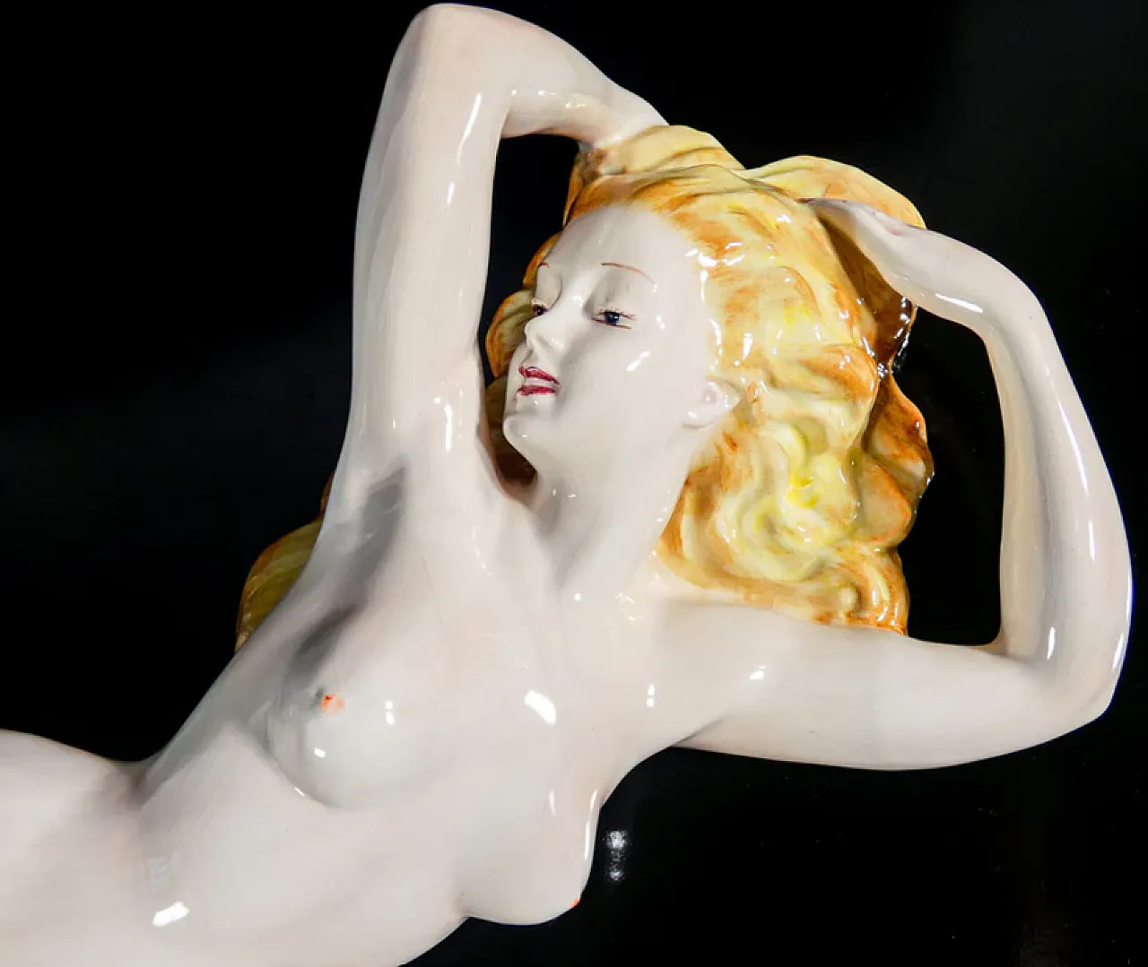 Nudo femminile disteso, scultura in ceramica, anni '30 3