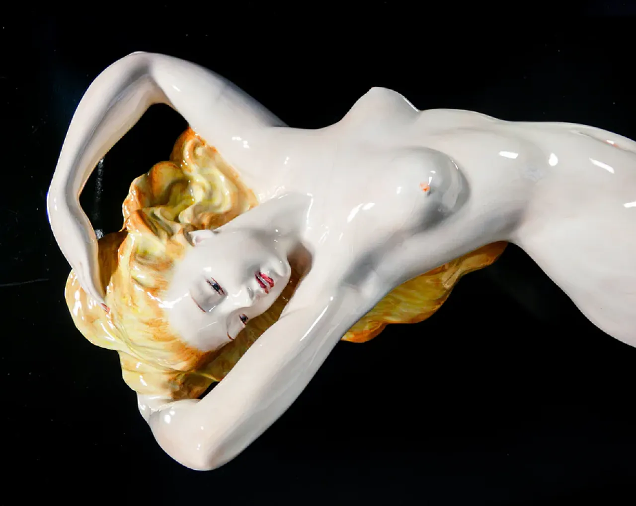 Nudo femminile disteso, scultura in ceramica, anni '30 7