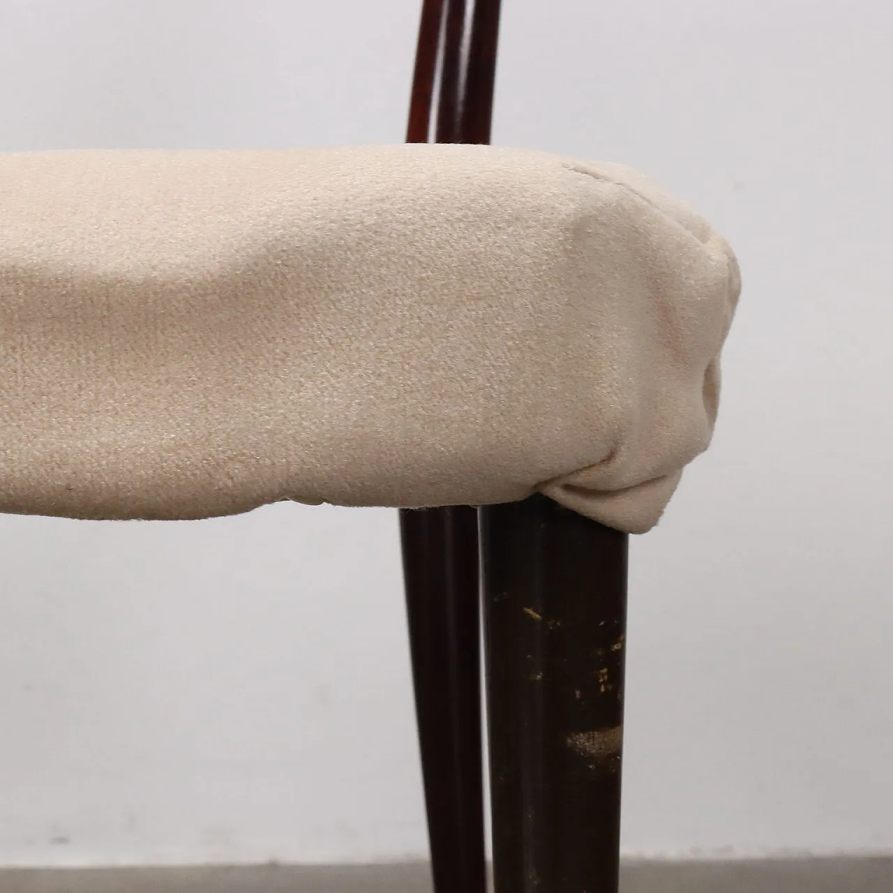 4 Chairs in wood and fabric, mid-20th century 5