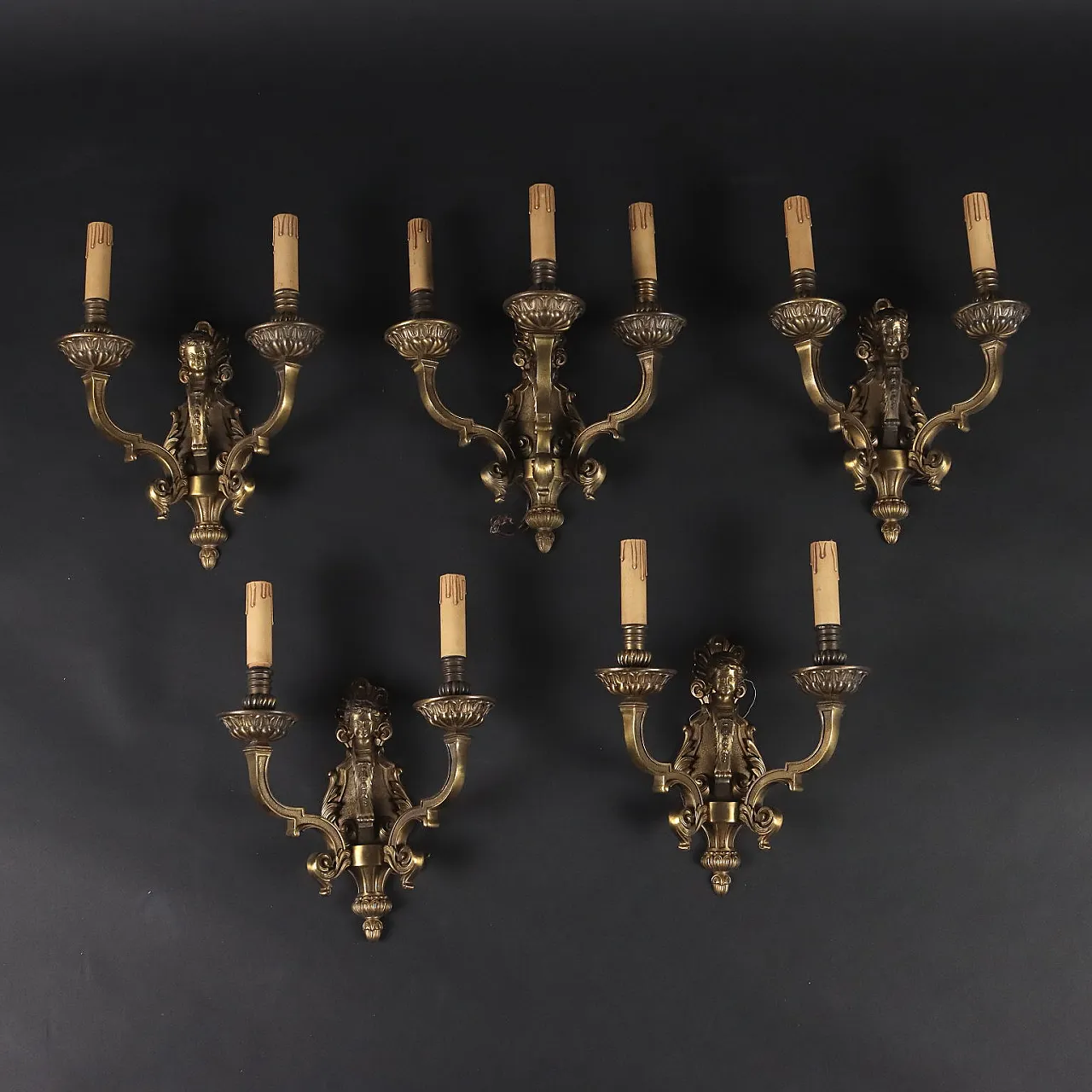 5 Applique in ottone con motivi fitomorfi e testa di putto 1