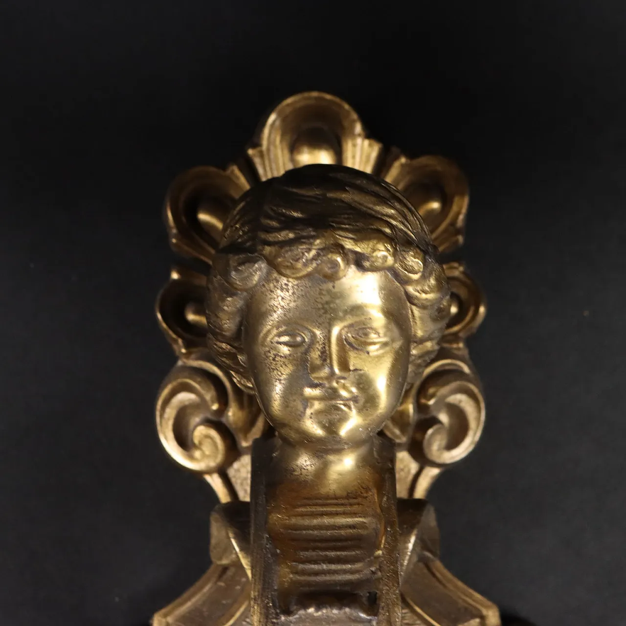 5 Applique in ottone con motivi fitomorfi e testa di putto 4