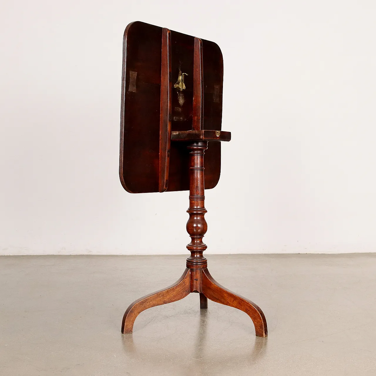 Mahogany sail top coffee table on moved tripod, 19th century 4