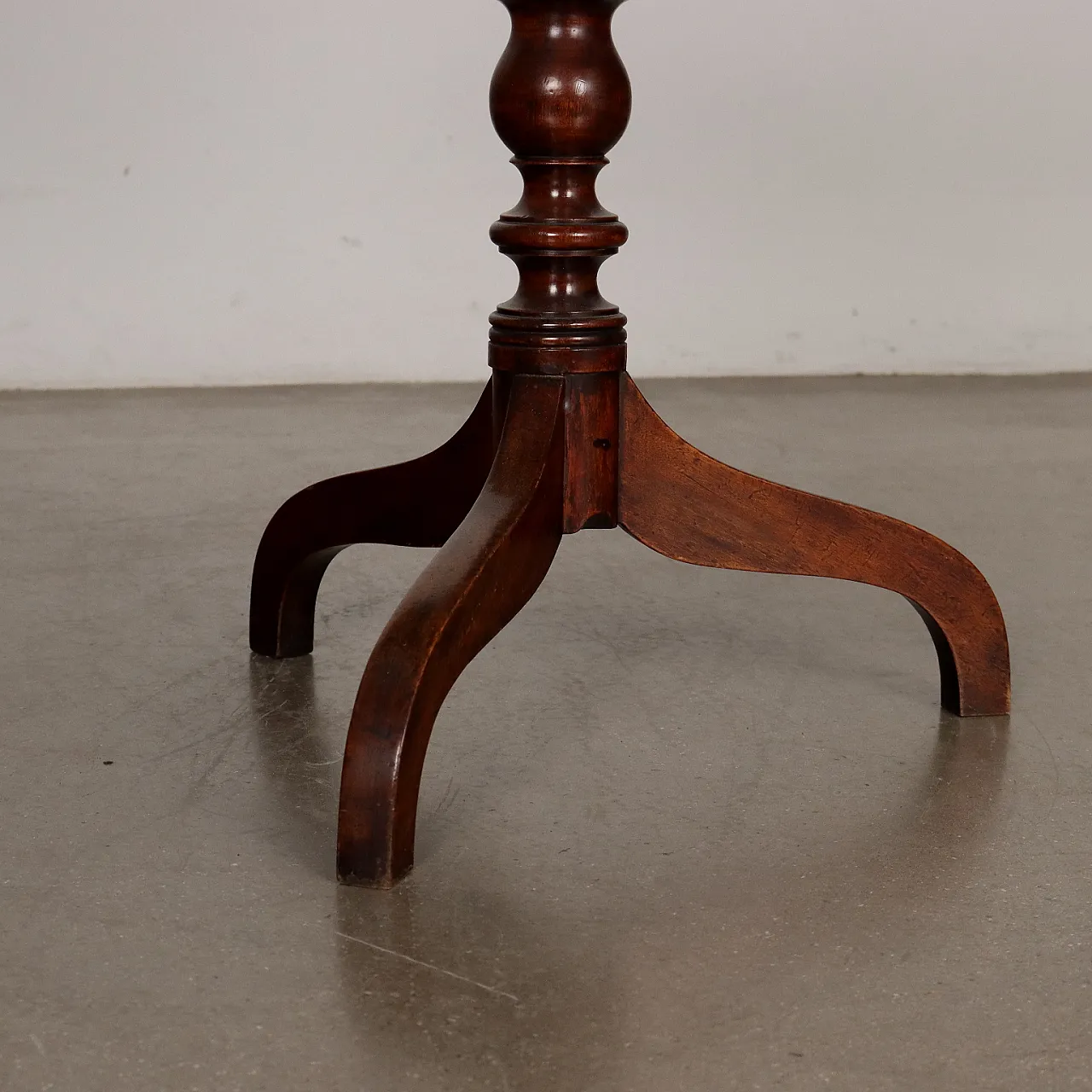Mahogany sail top coffee table on moved tripod, 19th century 7