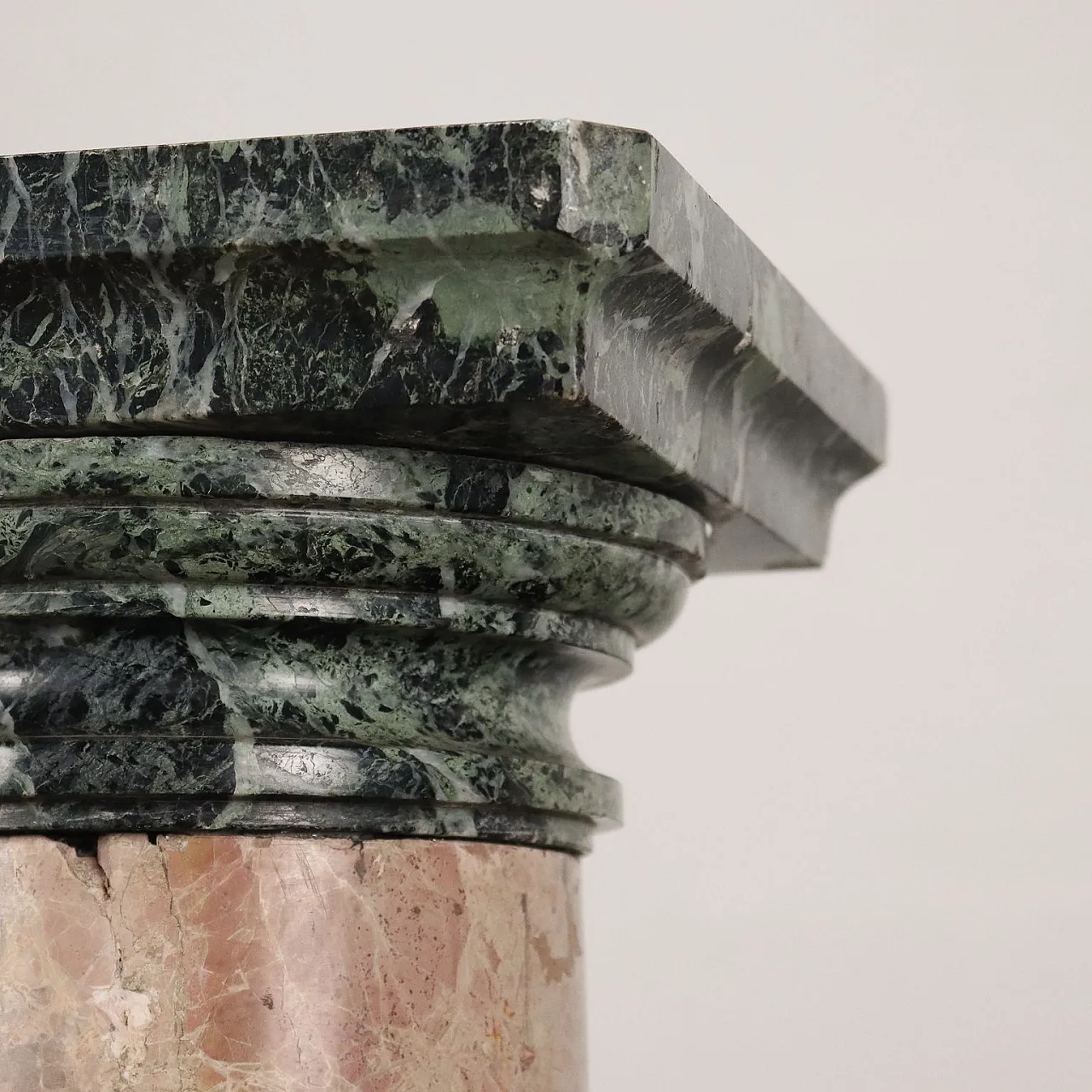 Colonna portabusto in marmo Macchia Vecchia e marmo Verde Alpi 3